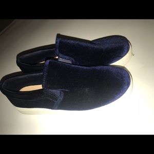 2 IN 1! 2 pair of shoes both very cute, same style